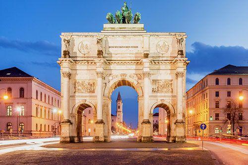 Siegestor in München am Abend